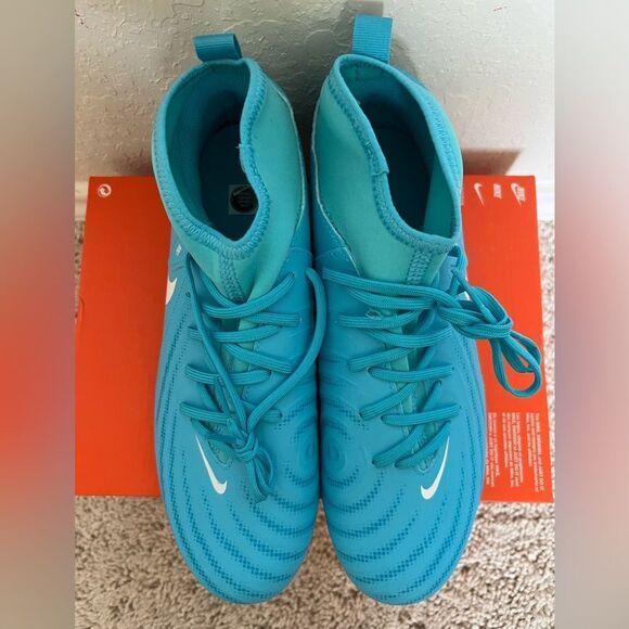 Nike Phantom Luna Club II Soccer Cleats FG/MG - Picture 4 of 9